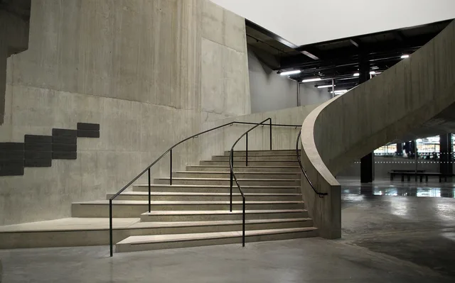 london, tate modern, galleri, trappe, beton. Hvad koster indretning af kontorlokaler?