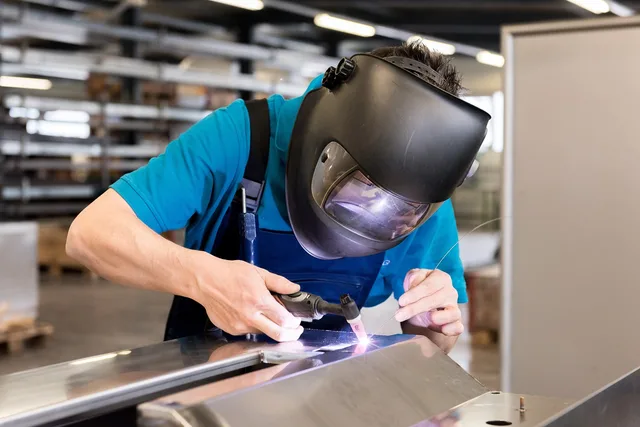 welding, work, hard hat, sheet metal processing, metalworking, welder, production, person, man, security, handyman, workshop, stole, mechanic, repair, welding, welding, welding, welding, welding, welder, welder. Værksted og lager: sådan vælges lokaler til produktion og opbevaring
